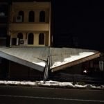 大雪の被害　二つ折りになってしまった商店街の屋根